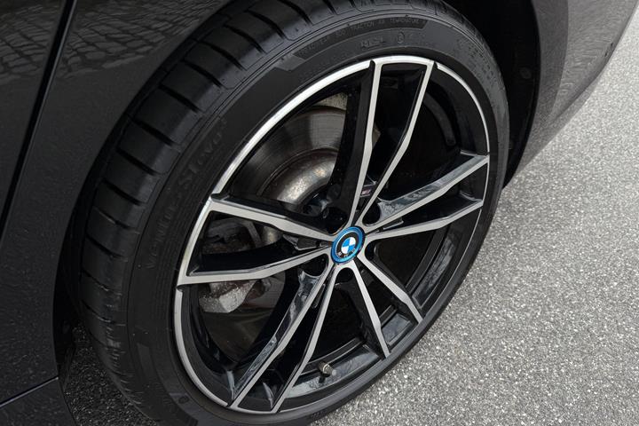 Grøn BMW 330e fra 2022