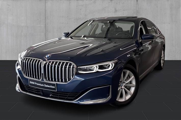 Blå BMW 745e fra 2022