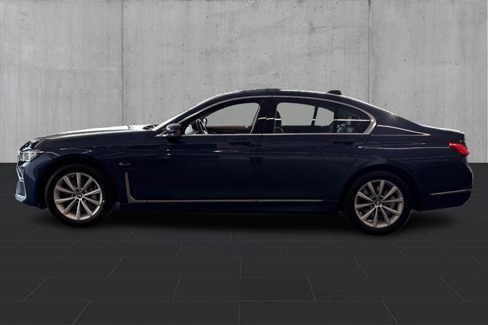 Blå BMW 745e fra 2022