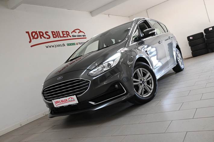 Grå Ford S-MAX fra 2021 set udefra