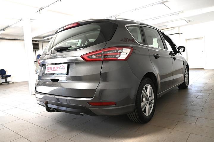 Grå Ford S-MAX fra 2021
