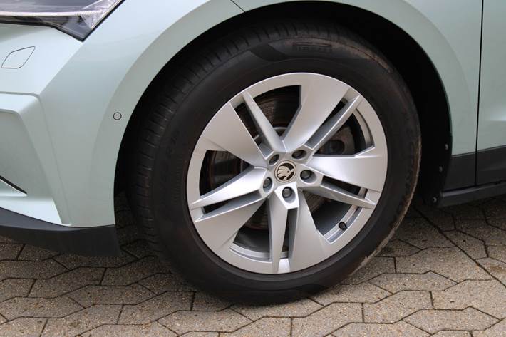 Gul Skoda Enyaq fra 2023