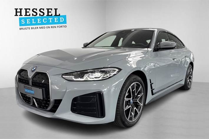Grå BMW i4 fra 2023 set udefra