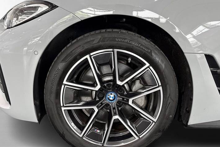 Grå BMW i4 fra 2023