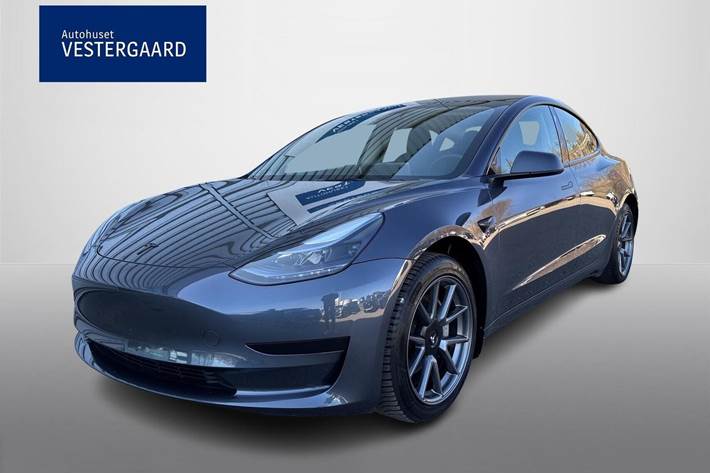 Grå Tesla Model 3 fra 2022