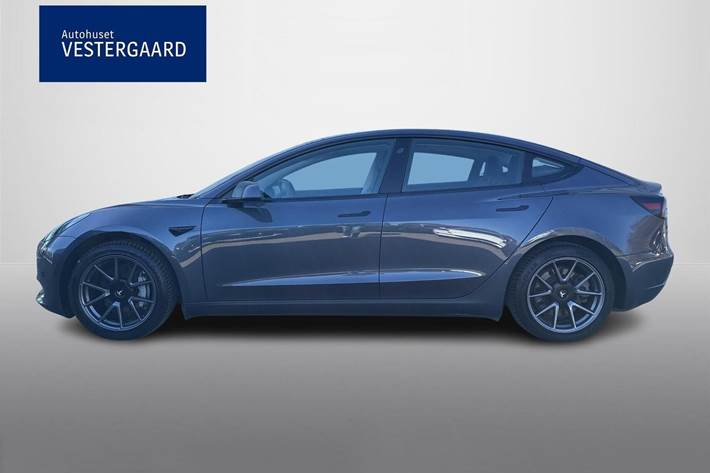 Grå Tesla Model 3 fra 2022