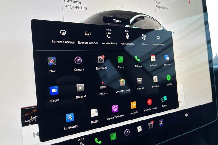 Grå Tesla Model 3 fra 2022