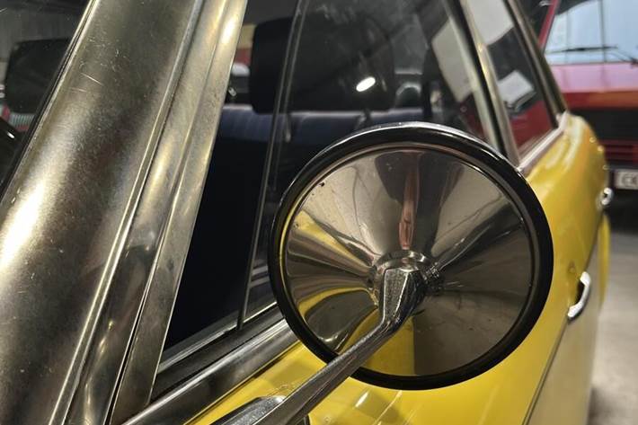 Gul NSU 1000 fra 1973 set udefra