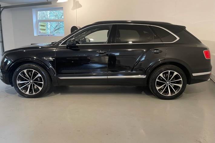 Sort Bentley Bentayga fra 2016