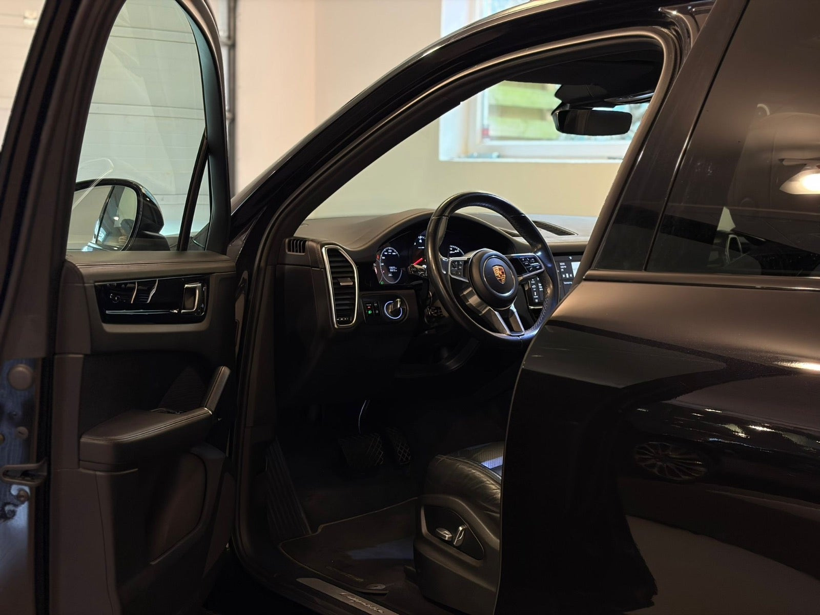 Sort Porsche Cayenne fra 2018