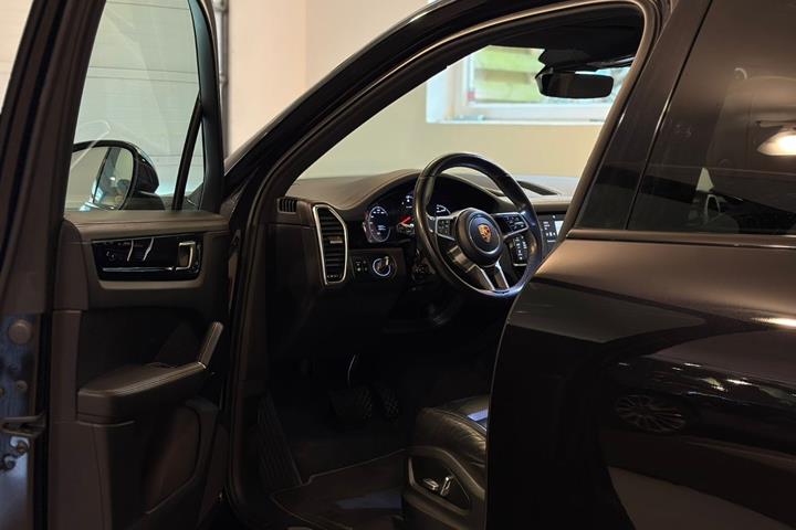 Sort Porsche Cayenne fra 2018