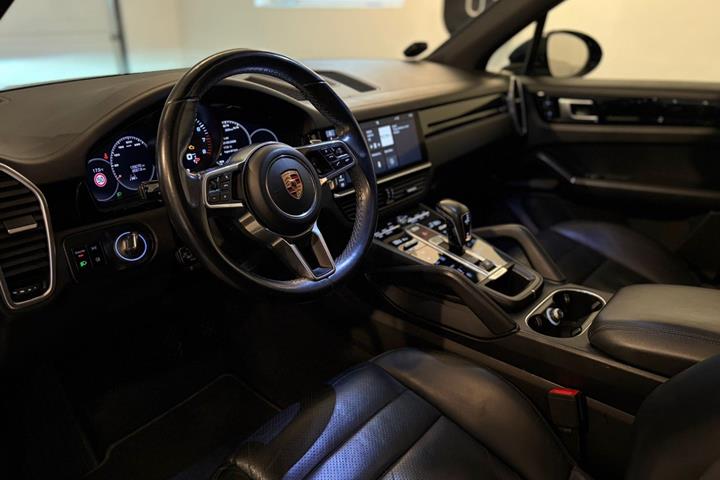 Sort Porsche Cayenne fra 2018
