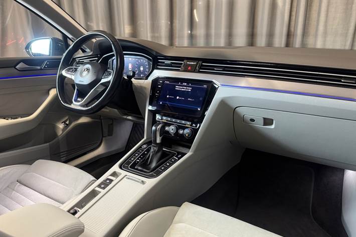 Grå VW Passat fra 2020