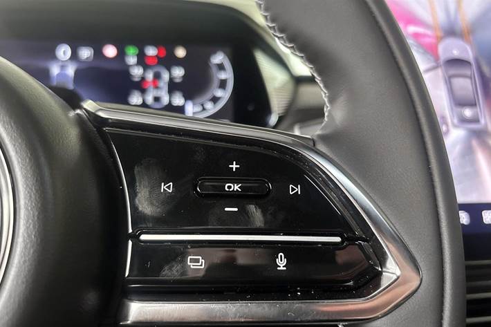 Rød Mazda 6e fra 2026