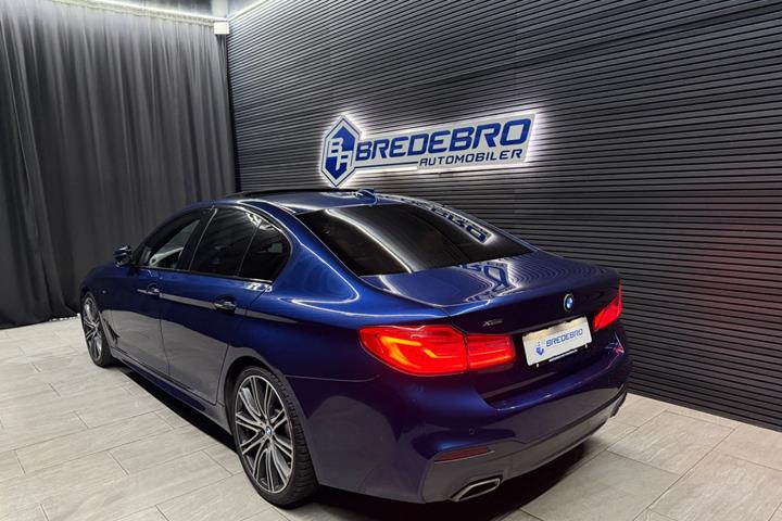 Blå BMW 530d fra 2017