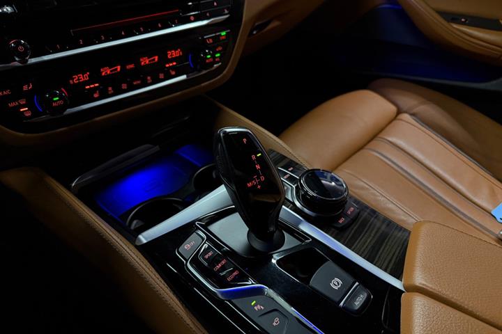 Blå BMW 530d fra 2017