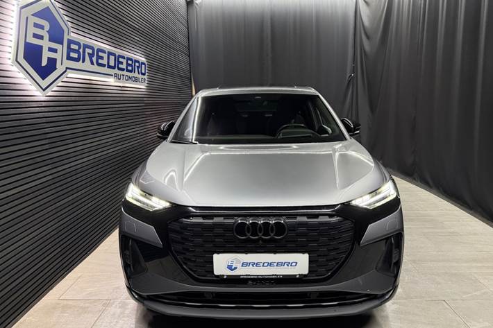 Grå Audi Q4 e-tron fra 2024