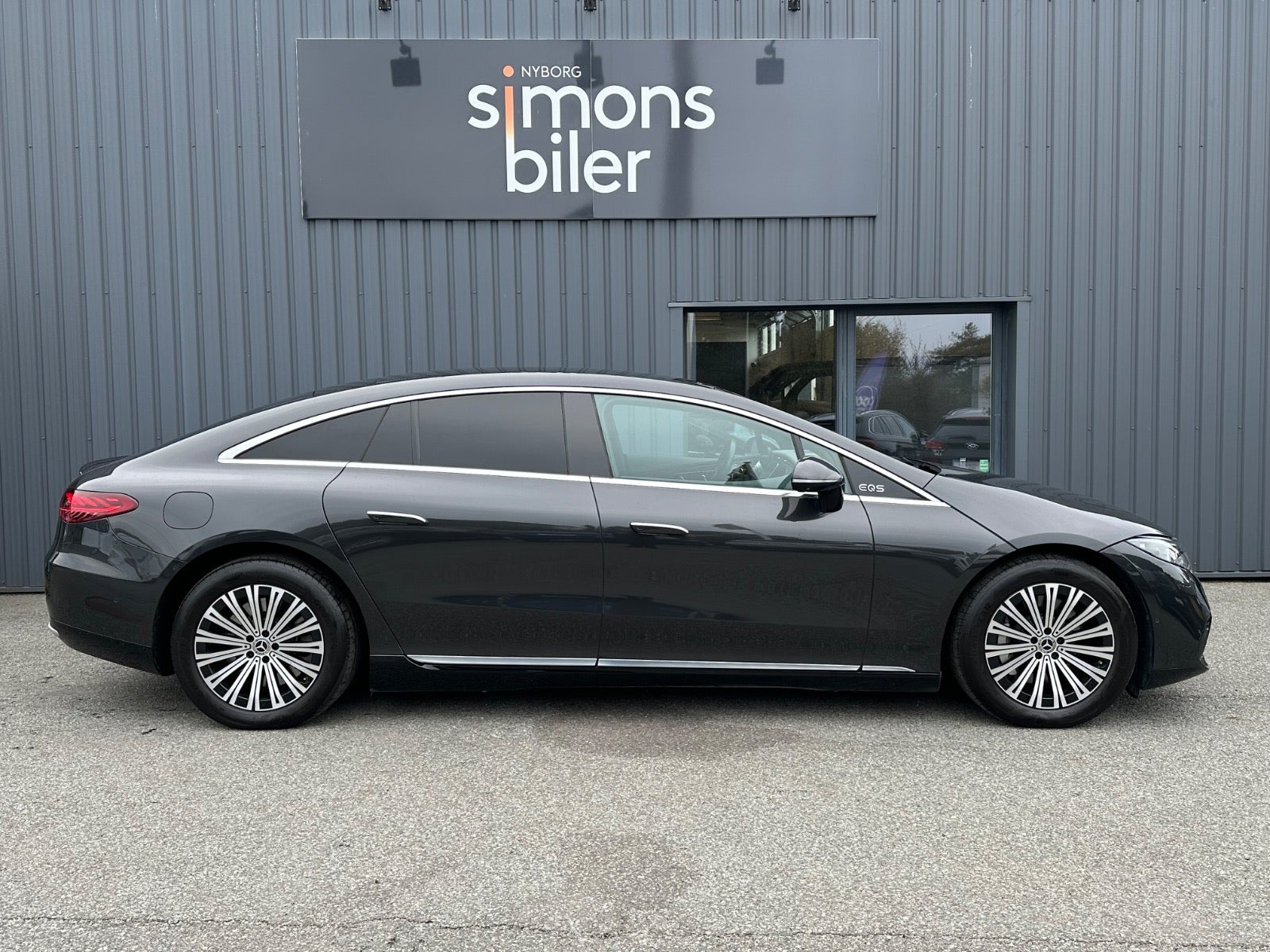Grå Mercedes EQS450+ fra 2022