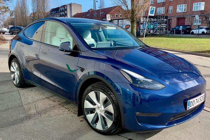 Blå Tesla Model Y fra 2021