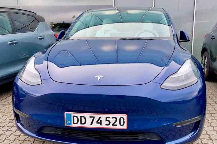 Blå Tesla Model Y fra 2021