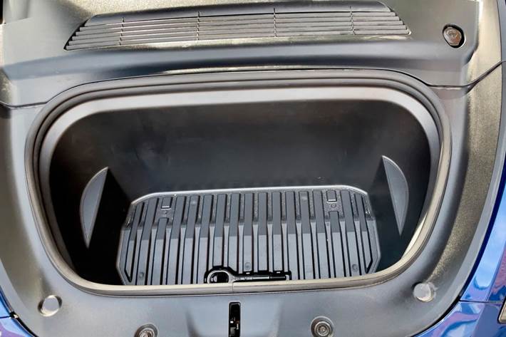 Blå Tesla Model Y fra 2021