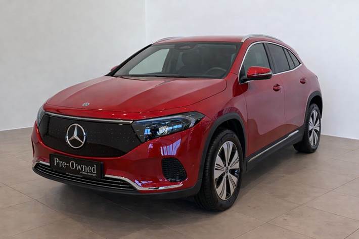 Rød Mercedes EQA300 fra 2025 set udefra