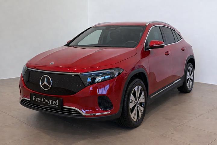 Rød Mercedes EQA300 fra 2025 set udefra