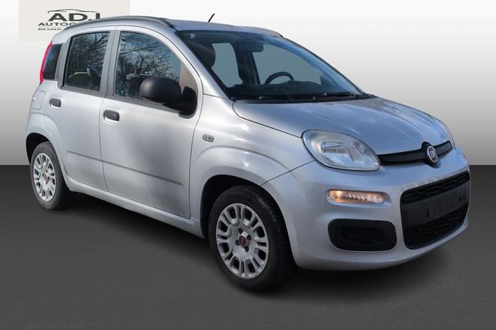 Sølv Fiat Panda fra 2013 set udefra