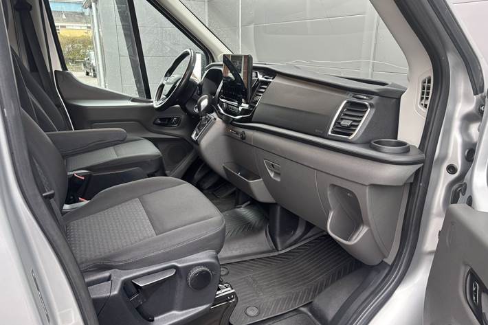 Grå Ford Transit fra 2023