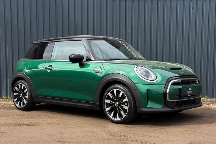Grøn Mini Cooper SE fra 2023 set udefra