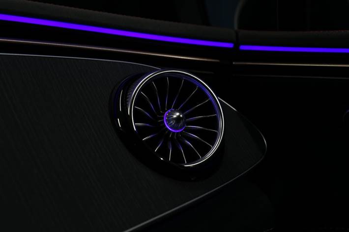 Grå Mercedes EQE500 fra 2023