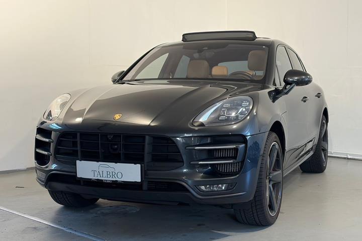 Grå Porsche Macan Turbo fra 2017 set udefra