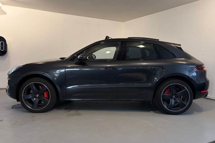 Grå Porsche Macan Turbo fra 2017