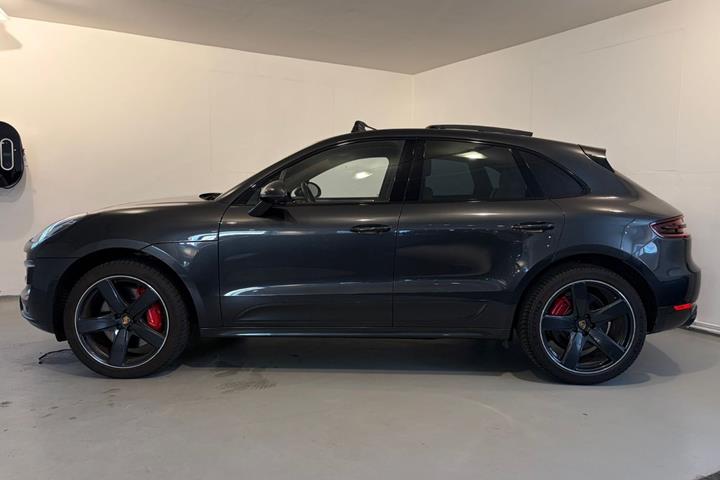 Grå Porsche Macan Turbo fra 2017