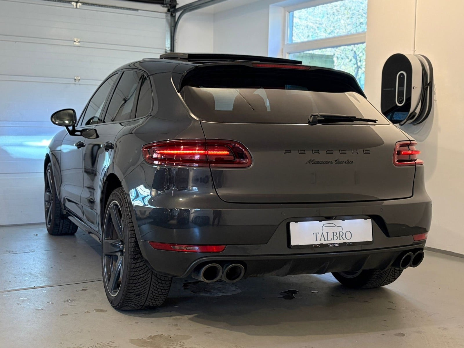 Grå Porsche Macan Turbo fra 2017