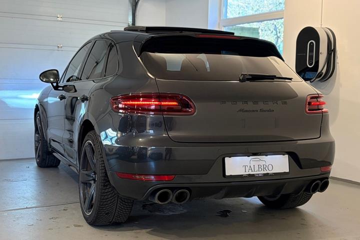 Grå Porsche Macan Turbo fra 2017