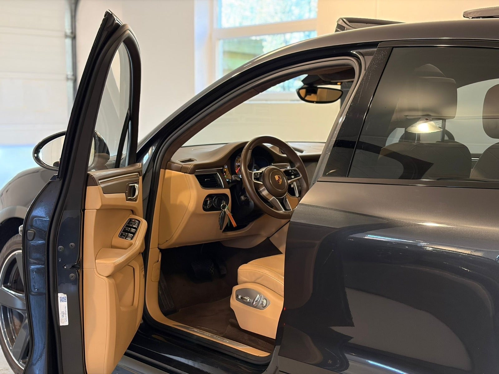 Grå Porsche Macan Turbo fra 2017