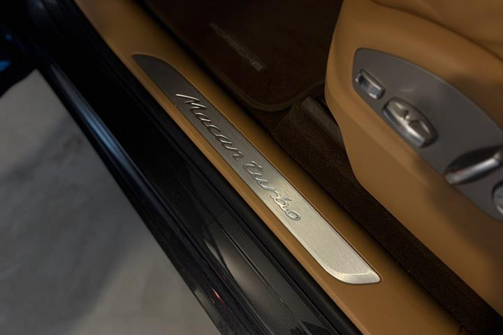 Grå Porsche Macan Turbo fra 2017