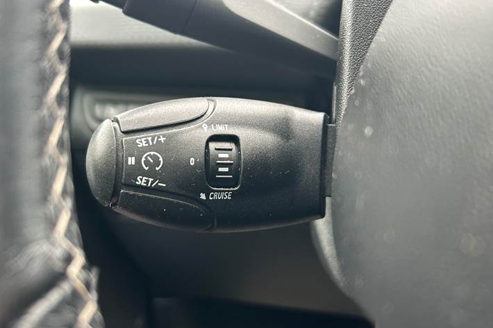 Grå Peugeot 2008 fra 2019