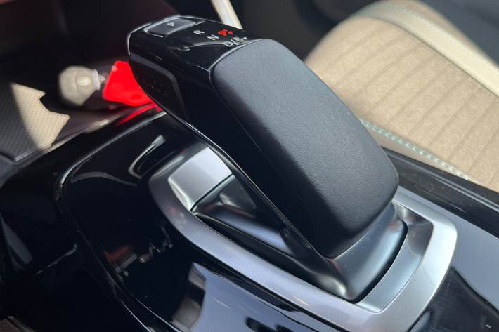 Gul Peugeot e-208 fra 2021