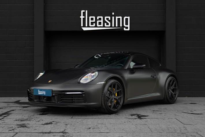 Sort Porsche 911 Carrera S fra 2020 set udefra