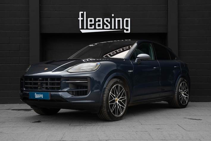 Blå Porsche Cayenne fra 2023