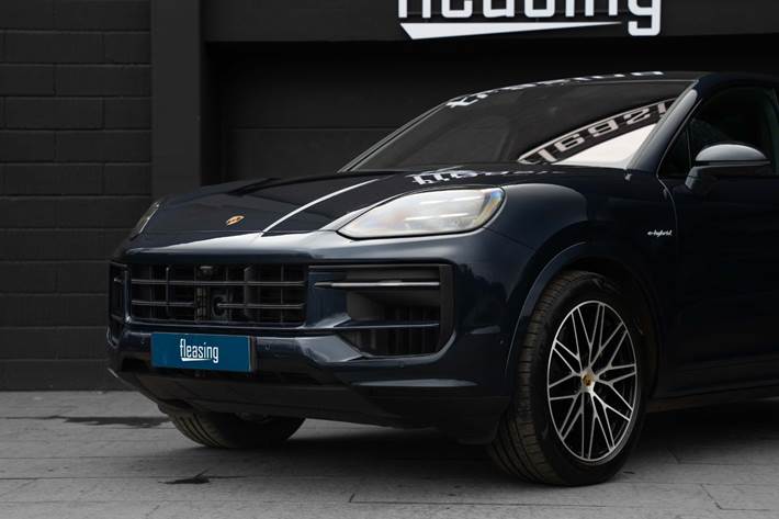 Blå Porsche Cayenne fra 2023