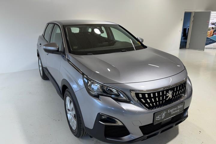 Sølv Peugeot 3008 fra 2016 set udefra