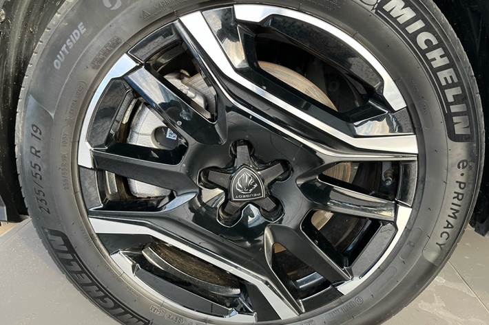 Hvid Peugeot e-3008 fra 2024