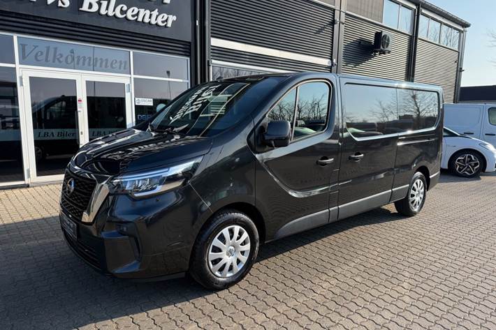 Sort Nissan Primastar fra 2024 set udefra