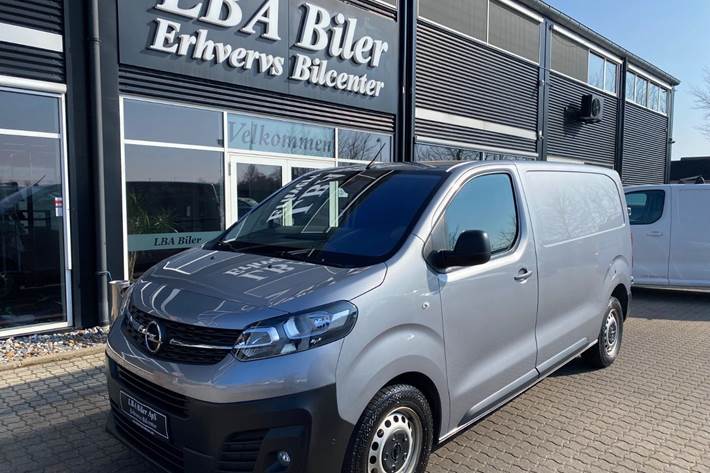 Sølv Opel Vivaro fra 2024 set udefra