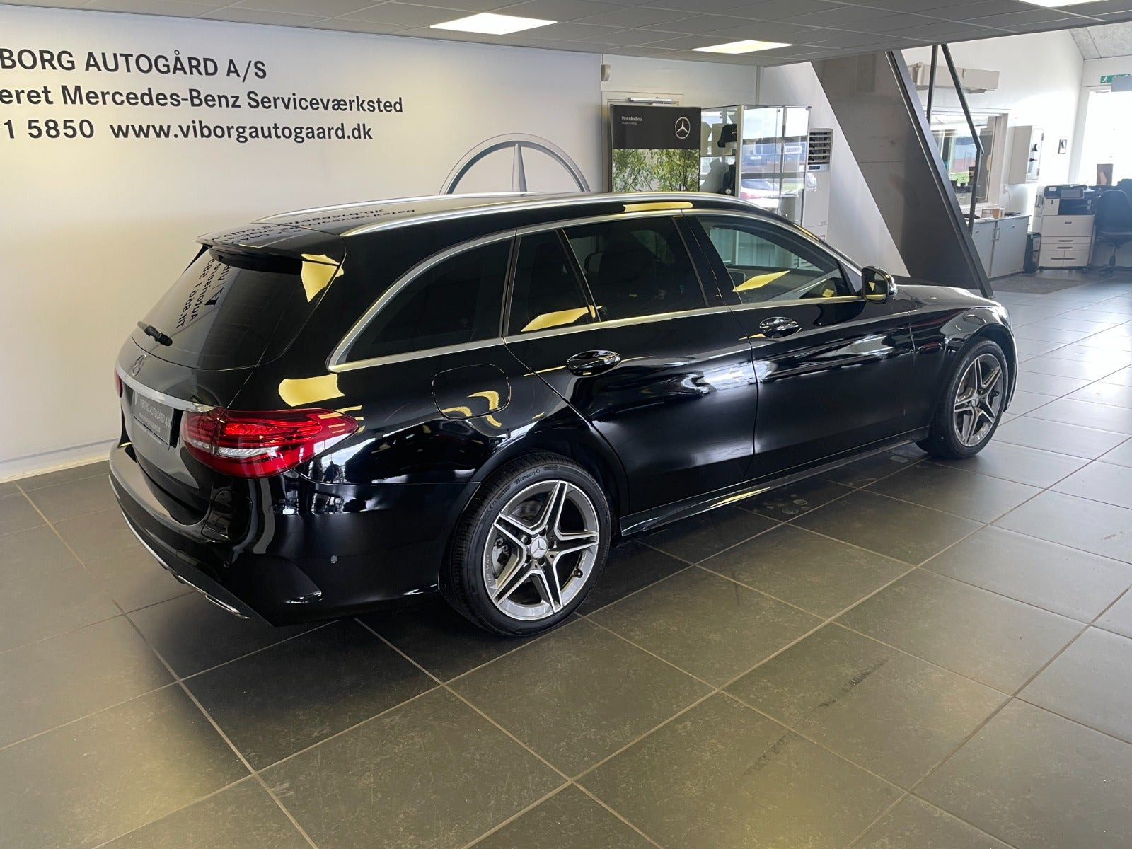 Sort Mercedes C300 de fra 2020