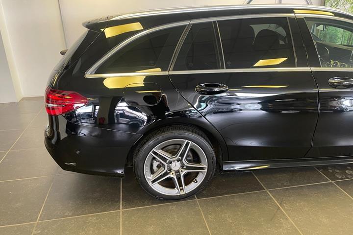 Sort Mercedes C300 de fra 2020
