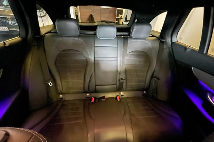Sort Mercedes C300 de fra 2020